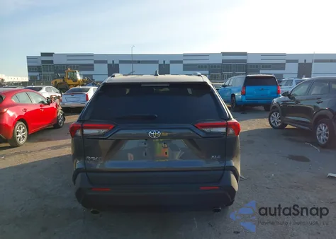 2021 Toyota Rav4 Xle z USA, uszkodzony, nr VIN 2T3W1RFV2MC171463